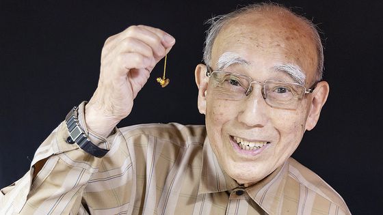 지난 2022년 5월 일본 도쿄 히가시야마토시 자택에서 삼성 창업주인 이병철 회장이 선물한 삼성의 64K D램 개발 성공(1983년) 기념품을 들어 보이는 하마다 시게타카 박사. 권혁재 사진전문기자