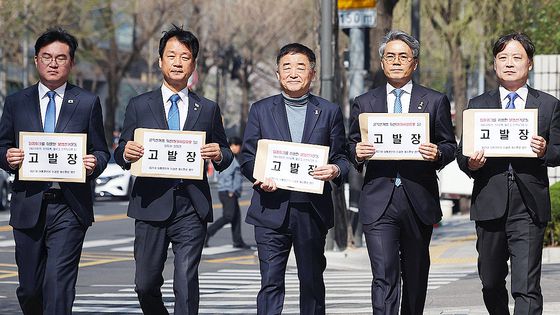 더불어민주당 이재명 후보 캠프 소속 의원들이 16일 서울경찰청 민원실에서 이 전 대표의 딥페이크 영상 유포 혐의를 받는 유튜버 등을 공직선거법 위반죄로 고발하고 있다. 연합뉴스