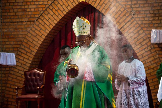 프리돌린 암봉고 베순구 추기경이 지난 2월 9일 킨샤사의 노트르담 콩고 대성당에서 콩고민주공화국 동부 지역의 전쟁으로 피해를 입은 사람들과 평화를 위해 기도하는 미사를 거행하고 있다. AFP=연합뉴스