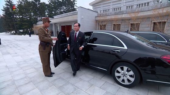 2023년 12월 26일 평양 노동당 중앙위원회 본부 청사에서 소집된 제8기 제9차 전원회의 확대회의에 참석하기 위해 조용원 당 비서가 벤츠에서 내리고 있다. 조선중앙TV 캡처, 연합뉴스