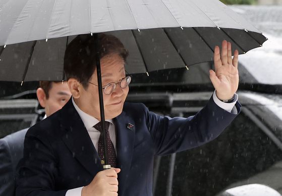 이재명 더불어민주당 대선 경선 후보가 22일 오전 서울 서초동 서울중앙지법에서 대장동 개발 배임 및 성남FC 뇌물 혐의 사건 1심 공판에 출석하며 지지자에 손인사를 하고 있다. 뉴스1