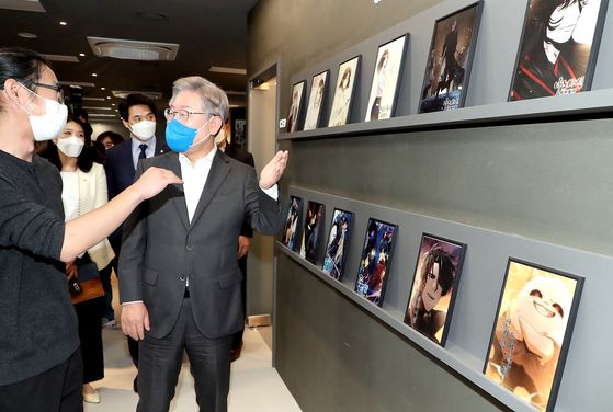 2021년 11월 3일 이재명 당시 더불어민주당 대선 후보가 경기도 부천시 부천테크노밸리 U1센터에서 진행된 ‘K-웹툰의 역사를 다시 쓰는 웹툰작가들과 만나다’ 간담회에 참석해 웹툰 작업공간을 둘러보고 있다. 국회사진기자단