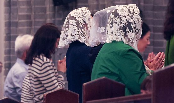 명동성당 미사 도중 교황을 추모하는 신자들. [뉴스1]