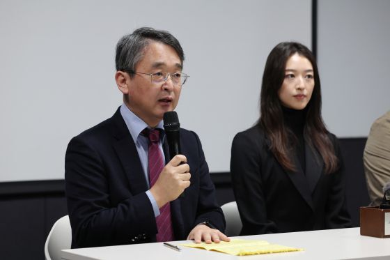 기독교복음선교회(통칭 JMS) 총재 정명석의 여신도 성폭행 혐의를 알린 김도형 단국대 교수가 지난 1월 9일 오후 서울 서초구 한국콘퍼런스센터에서 열린 정명석에 대한 대법원 17년형 선고 관련 기자간담회에서 발언하고 있다. 연합뉴스