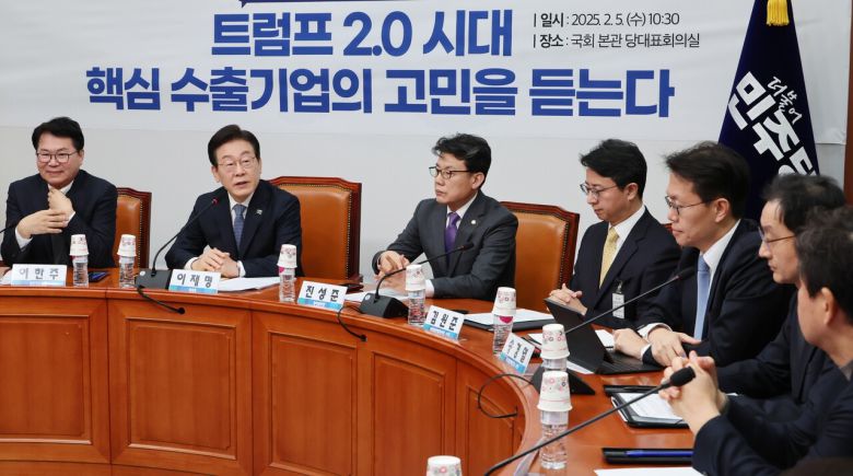 이재명 민주당 대표가 지난 2월 5일 서울 여의도 국회에서 ‘트럼프 2.0 시대 핵심 수출기업의 고민을 듣는다’란 주제로열린 토론회에서 발언하고 있다. 왼쪽부터 이한주 민주연구원장, 이재명 대표, 진성준 정책위의장, 김원준 삼성글로벌리서치 소장, 송경열 SK경영경제연구소 소장, 윤창렬 LG글로벌전략개발원 원장. [연합뉴스]
