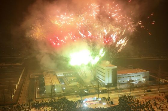 노동신문은 지난 1월 21일 남포시 온천군 지방공업공장의 준공식이 진행됐다고 보도했다. 남포시당위원회 책임비서는 연설에서 "1년도 안되는 짧은 기간에 희한한 지방공업공장들이 일떨선 것은 (중략) 김정은 동지의 정력적인 영도의 결실"이라고 강조했다. 노동신문, 뉴스1