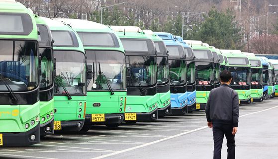 지난해 3월 서울 시내버스 총파업 당시 서울의 한 공영차고지에 버스들이 빼곡히 주차되어 있다. 김종호 기자