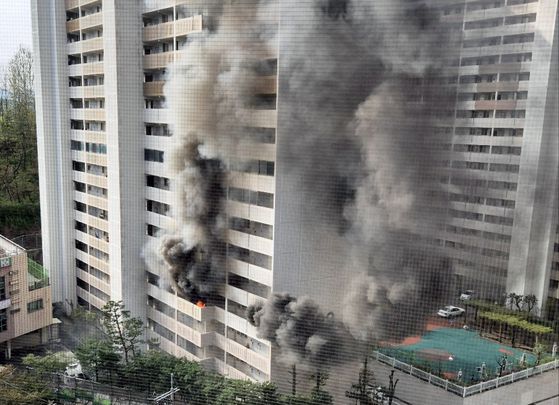 같은 날 인근 아파트가 이 남성의 방화로 검은 연기에 휩싸여 있다. [뉴스1]