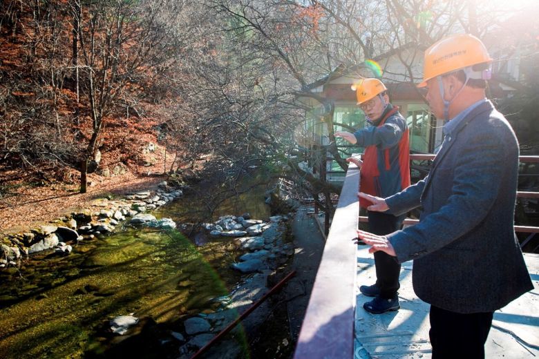 2019년 11월 22일 이재명 당시 경기도지사가 경기도 가평군 어비계곡을 방문해 불법 시설물 철거 현장을 돌아봤다.이 지사는 “합법 안에서 방문객을 늘릴 새 길을 찾아야 한다”고 말했다. [사진 경기도]