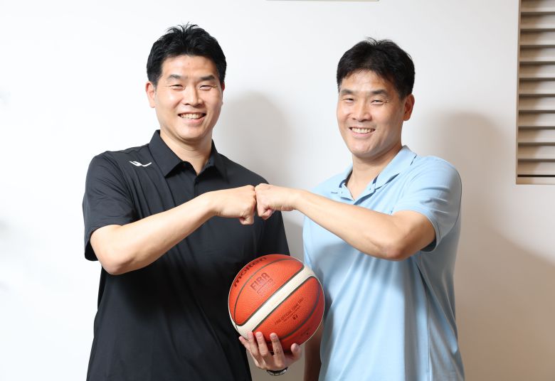 조상현(왼쪽) LG 감독과 조동현 현대모비스 감독. [중앙포토]