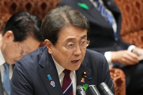 지난 21일 아카자와 료세이 일본 경제재생상이 참의원 예산위원회에 출석해 답변하고 있다.AFP=연합뉴스