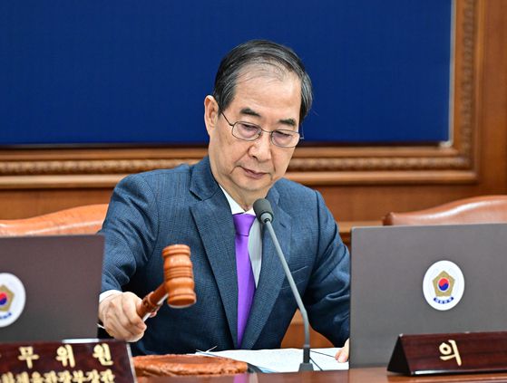 한덕수 대통령 권한대행이 22일 서울 종로구 정부서울청사에서 열린 국무회의에서 의사봉을 두드리고 있다. 대통령실사진기자단