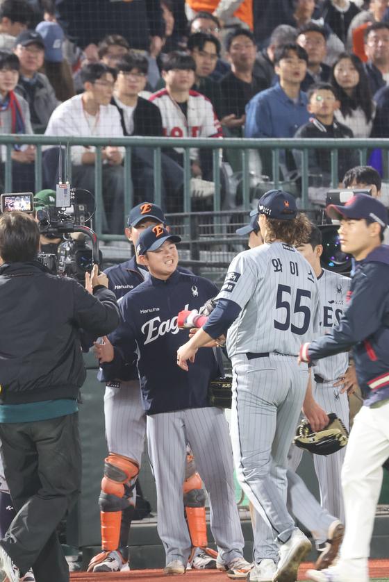 5회를 마친 뒤 더그아웃으로 돌아가며 동료들의 환영을 받는 와이스(55번). 연합뉴스
