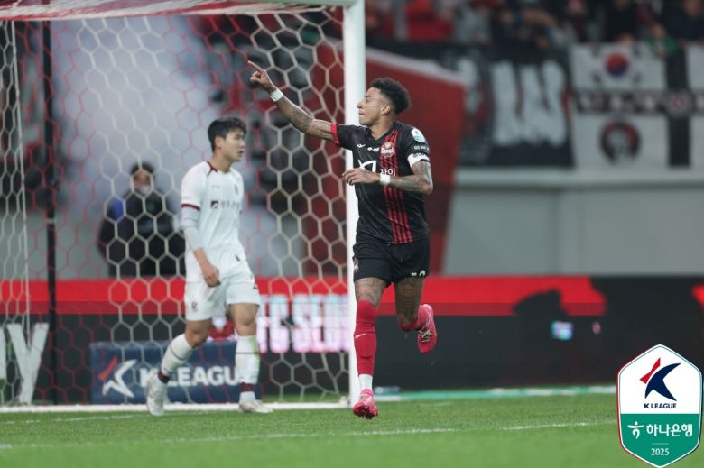 린가드(가운데)는 지난 19일 서울월드컵경기장에서 열린 광주FC전에서 골을 터트렸다. [사진 프로축구연맹]