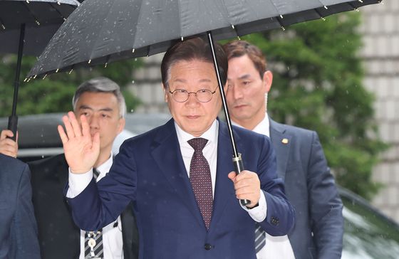 대권 도전에 나선 이재명 더불어민주당 전 대표가 지난 22일 오전 서울 서초구 서울중앙지방법원에서 열린 '대장동 배임 및 성남FC 뇌물' 1심 속행 공판에 출석하며 지지자들에게 손인사를 하고 있다. 뉴스1