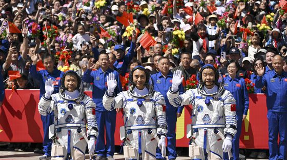 24일 선저우 20호를 타고 우주비행에 나선 중국 출신 우주인 3명이 출발전 관중의 환호에 답하고 있다. [신화=연합뉴스]