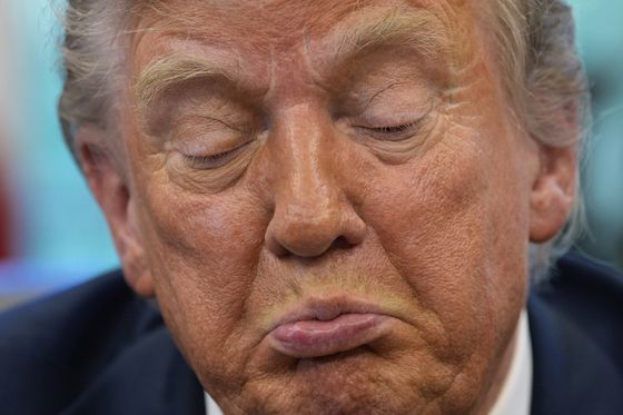 도널드 트럼프 대통령이 23일(현지시간) 백악관 집무실에서 행정 명령에 서명한 진행한 기자들과의 문답에서 중국에 대한 145%의 관세율을 낮출 수 있다는 취지의 발언을 한 뒤 특유의 표정을 짓고 있다. AP=연합뉴스