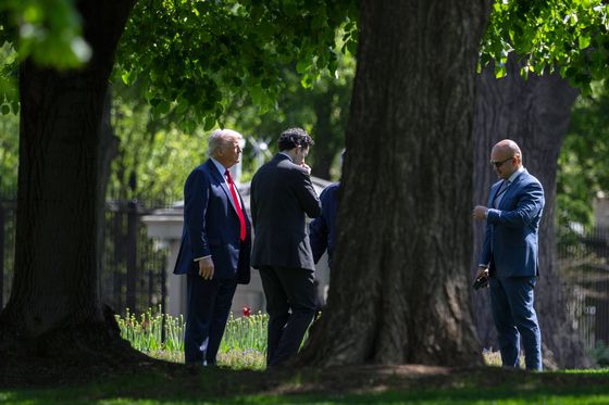 도널드 트럼프 대통령(왼쪽)이 23일 수요일 워싱턴 백악관 북쪽 잔디밭에 참모들과 이야기를 나누고 있다. AP=연합뉴스