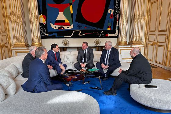 지난 17일(현지시간) 우크라이나 대통령 공보실이 공개한 파리 회담 사진. 왼쪽부터 스티브 위트코프 백악관 중동 특사, 키스 켈로그 백악관 우크라이나·러시아 담당 특사, 마코 루비오 미국 국무장관, 안드리 예르막 우크라이나 대통령실 실장, 안드리 시비하 우크라이나 외무부 장관, 루스템 우메로프 우크라이나 국방부 장관이 파리 엘리제궁에서 열린 외교 장관 회담에 참석했다. AFP=연합뉴스