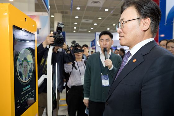 유상임 과학기술정보통신부 장관이 24일 서울 강남구 코엑스에서 열린 '2025 월드IT쇼'에 참석해 전시부스를 둘러보고 있다. 사진 과학기술정보통신부