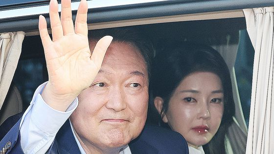 윤석열 전 대통령과 부인 김건희 여사가 지난 11일 서울 용산구 한남동 대통령 관저를 떠나 서초동 사저로 이동하며 지지자들과 인사를 하고 있다. 뉴스1