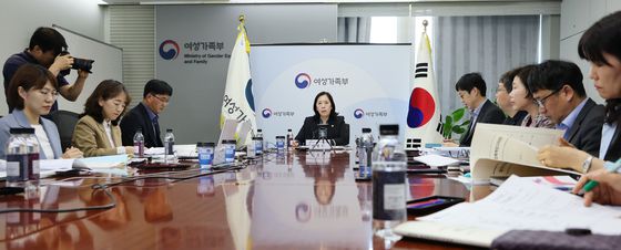 신영숙 여성가족부 장관 직무대행 차관이 24일 서울 종로구 정부서울청사에서 열린 제13차 여성폭력방지위원회 회의에서 모두발언을 하고 있다. 뉴스1