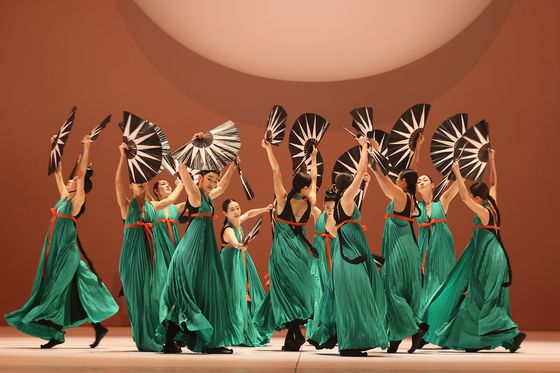 ‘스피드’와 ‘미인’(아래 사진)은 빠른 안무와 현대적 미장센으로 한국무용은 지루하다는 편견을 깨부순다. [사진 서울시무용단, 연합뉴스]