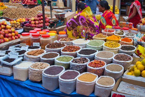 향신료 시장. 그 쓰임이 짐작이 안 될 만큼 향신료의 종류가 많다.
