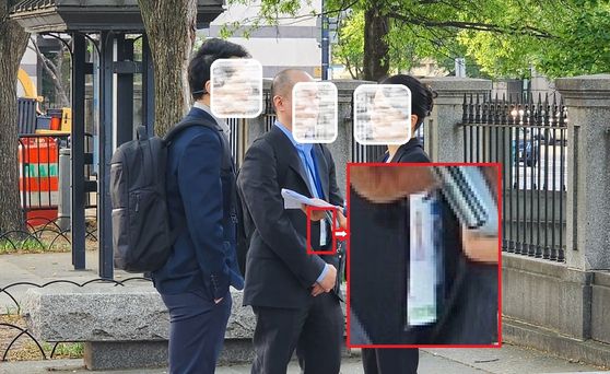 23일(현지시간) 오전 7시께 중국 재정부(기획재정부에 해당) 고위 인사가 10여명의 수행원을 대동하고 미국 워싱턴에 위치한 미 재정부 본부 건물로 입장하는 모습이 확인됐다. 사진은 양측의 회동이 끝나기를 기다리는 중국측 수행원. 이들은 G20 재무장관 회의에 참석하기 위한 신분증을 착용하고 있었고, 신분증엔 '중국(China)'라는 국적이 표기돼 있었다. 워싱턴=강태화 특파원