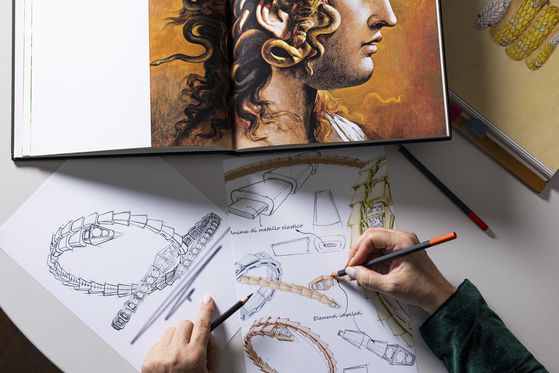 주얼리 디자이너가 고대 로마의 이미지에서 영감을 받아 세르펜티 바이퍼 브레이슬릿을 디자인하고 있는 모습. 사진 불가리