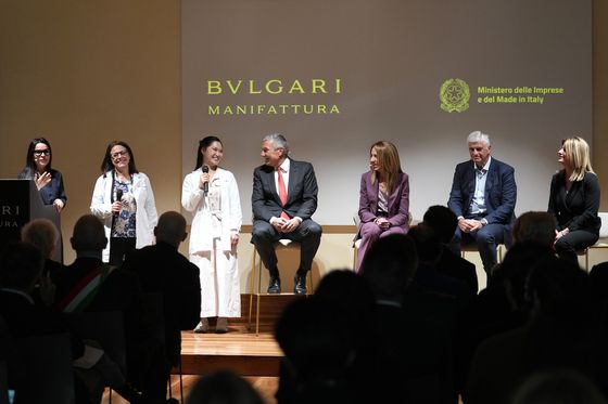 이날 마니파투라 불가리에서 열린 프레스 컨퍼런스에선 스쿠올라 불가리의 스텝들이 불가리 및 관련 임원들과 함께 무대에 올랐다. 흰 가운을 입은 교육 담당자들 옆으로 장-크리스토프 바뱅 불가리 CEO와 엘레나 치오리니 00000000, 파우스타 베르가모토 LVMH 이탈리아 CEO 등이 함께 했다. 사진 불가리