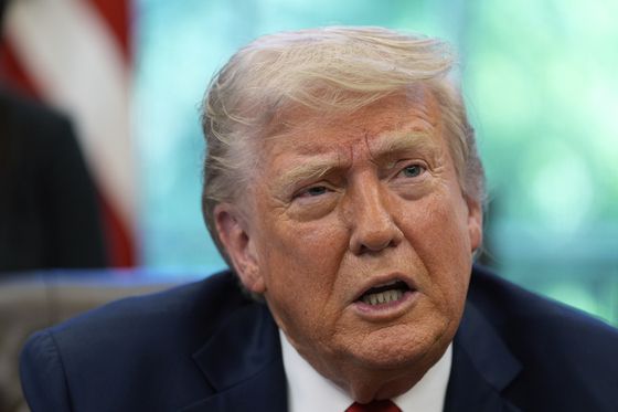 도널드 트럼프 미국 대통령이 지난 23일(현지시간) 워싱턴 백악관 집무실에서 행정명령에 서명한 후 기자들과 대화하고 있다. AP=연합뉴스