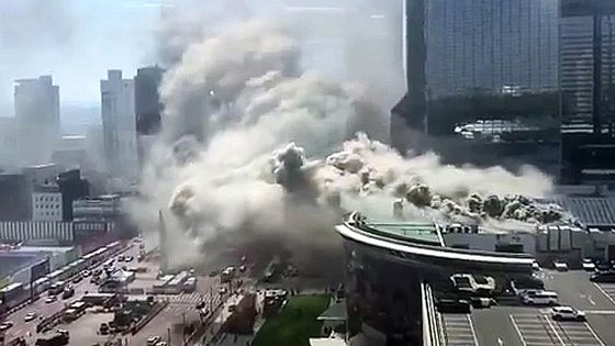 25일 서울 코엑스에서 화재가 발생해 내부에 있던 이용객 및 관광객들이 밖으로 이동해 기다리고 있다. 사진 독자