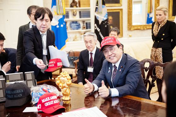 도널드 트럼프 미국 대통령은 16일(현지시간) 미국과의 첫 관세협상을 위해 미국을 방문한 아카자와 료세이 경제재생담당상과 백악관에서 약 50분에 걸친 면담을 가졌다. 이후 트럼프 대통령은 트루스소셜에 사진을 올려 ″큰 진전″이란 평가를 남겼다. 사진 도널드 트럼프 대통령 트루스소셜.