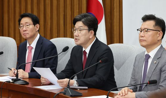 국민의힘 권성동 원내대표(가운데)가 25일 국회에서 열린 원내대책회의에서 발언하고 있다. 연합뉴스