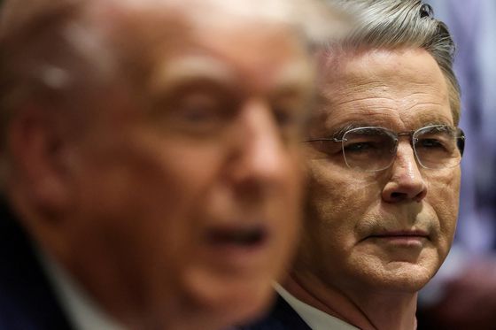 한국의 대미 관세 협상단은 24일(현지시간) 미국 워싱턴 재무부에서 진행된 협상에서 LNG선과 거북선이 새겨진 기념주화를 선물했다. 조선과 LNG 개발은 미국이 한국과의 협력을 요청해온 대표적 분야다. 연합뉴스