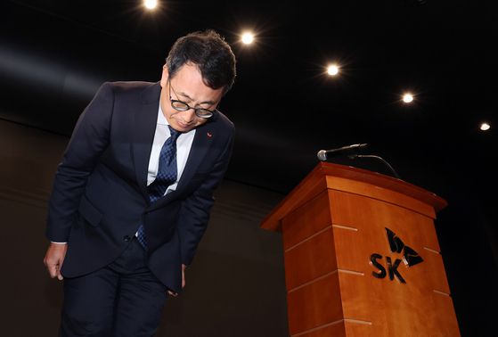유영상 SK텔레콤 대표이사가 25일 서울 중구 SKT타워에서 고객 정보 보호조치 강화 설명회를 열고 SK텔레콤 이용자 유심(USIM) 정보 해킹에 대해 고개 숙여 사과하고 있다. 뉴스1