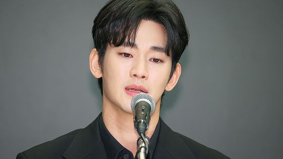 배우 김수현이 지난달 31일 오후 서울 마포구 스탠포드 호텔에서 미성년자였던 배우 고(故) 김새론과 교제했다는 의혹과 관련해 입장발표 기자회견을 하고 있다. 연합뉴스