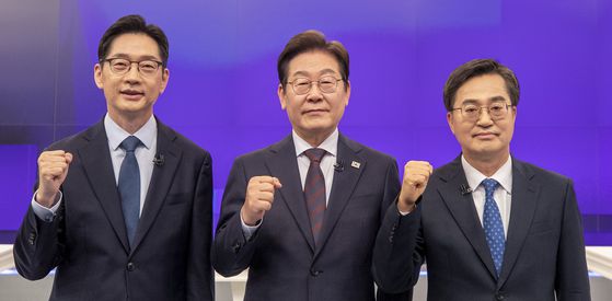김경수(왼쪽부터), 이재명, 김동연 더불어민주당 대선 경선 후보가 25일 서울 중구 티비조선 스튜디오에서 열린 더불어민주당 제21대 대통령 선거 경선 후보자 TV 토론회에 앞서 기념촬영을 하고 있다. 뉴스1