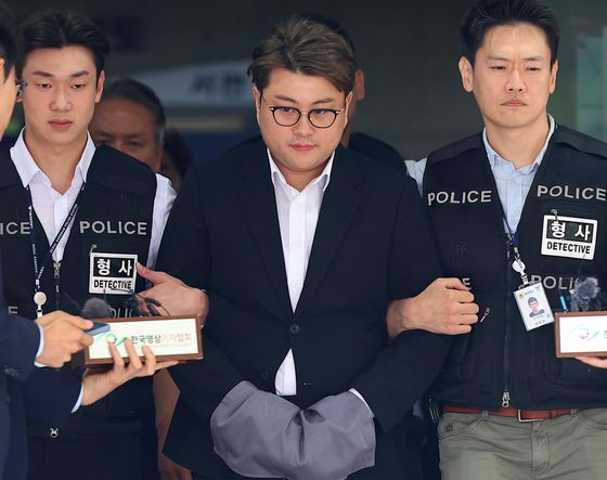 가수 김호중씨가 지난해 5월 24일 음주 뺑소니 사건으로 구속 전 피의자 심문(영장실질심사)을 받은 뒤 서울 서초구 서울중앙지법을 나와 호송차로 향하고 있다. 연합뉴스