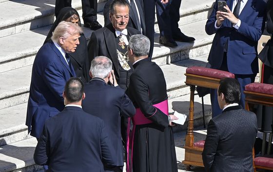 26일 프란치스코 교황의 장례 미사가 열린 성 베드로성당 광장에서 한 시민이 양손으로 얼굴을 감싼 채 애도하고 있다. AFP=연합뉴스