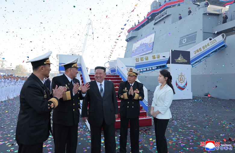 북한 김정은 국무위원장이 딸 주애와 함께 지난 25일 5000t급 신형다목적구축함 ‘최현호’ 진수식에 참석했다고 조선중앙통신이 26일 보도했다. 조선중앙통신=연합뉴스