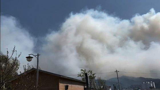 26일 오후 1시 18분께 강원 인제군 상남면 하남리 한 야산에서 발생한 산불로 인해 인제시내가 자욱한 연기에 뒤덮여 있다. 연합뉴스