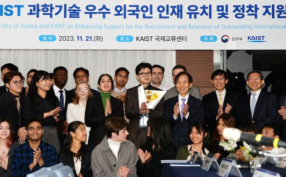 2023년 11월 대전 한국과학기술연구원(KAIST) 본원 글로벌 인재 비자 센터에서 열린 법무부-KAIST 과학기술 우수 외국인 인재 유치 및 정착을 위한 간담회에서 주요 인사들이 기념촬영을 하고 있다. 김성태 객원기자