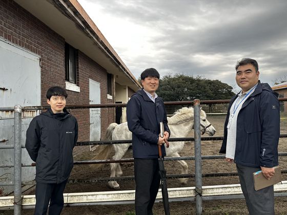 한국마사회 직원들이 제주목장에서 활동 중인 시정마(흰말)에 대해 설명하고 있다. 최충일 기자