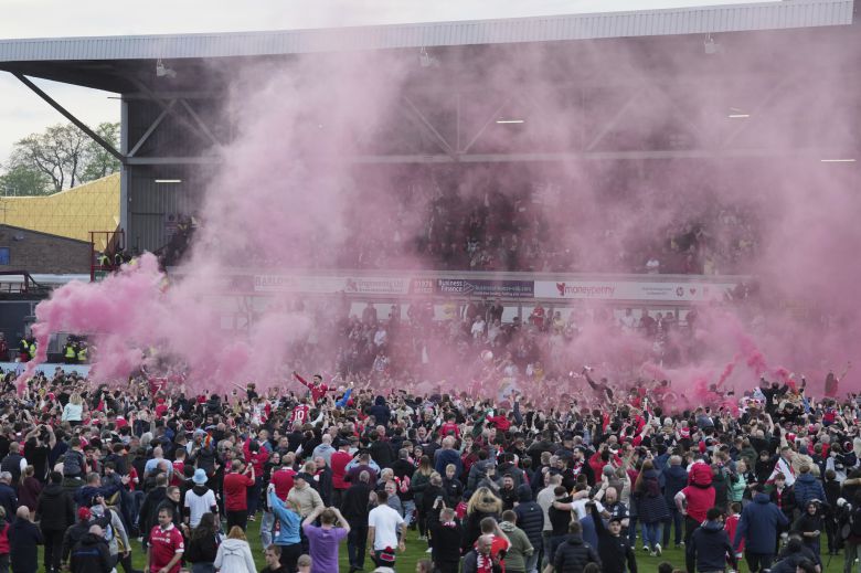 종료 휘슬이 울린 뒤 그라운드로 몰려나온 렉섬 팬들. [AP=연합뉴스]