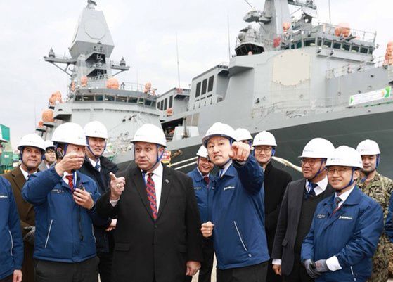 2024년 2월 HD현대중공업을 방문한 카를로스 델 토로 미국 해군 장관. 이처럼 미국의 관심은 오래됐지만, 국내에서 미 군함의 건조가 이루어질지는 미지수다. HD현대