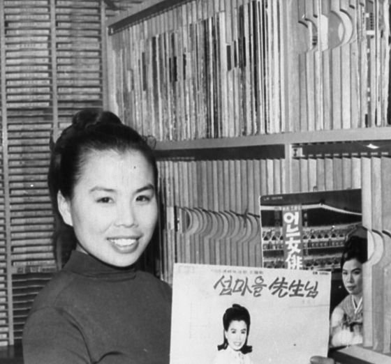 1966년 발표된 ‘섬마을 선생님’ LP를 들고 있는 젊은 시절 이미자의 모습. [중앙포토]