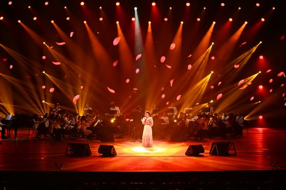 이미자는 "콘서트를 안 하는 것이 아니라 못하는 것"이라며 "내 공연은 안 하지만 후배 공연에 찬조 무대로 오를 수도 있다"고 가능성을 열어뒀다. 사진 쇼당이엔티