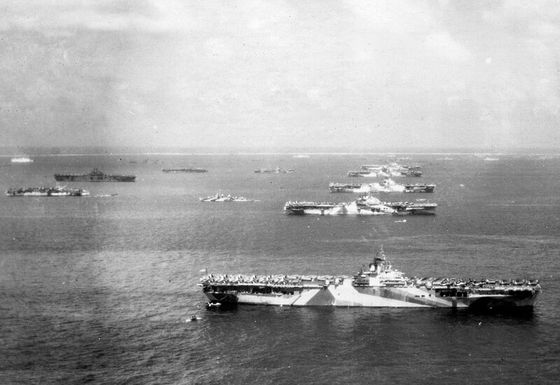 1944년 필리핀 인근 해역에서 전투를 마치고 정박 중인 6척의 에식스급 항모. 당시 미국의 엄청난 생산력을 상징하는 대표적인 사진이다.  위키피디아